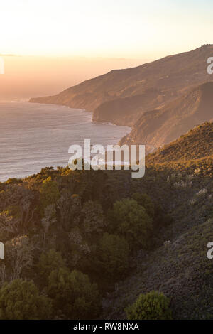 Big Sur, Kalifornien - Vertikale Bild der kalifornischen Küste von Sunset Vista anzeigen. Stockfoto