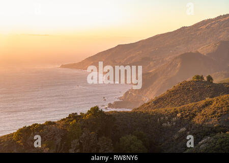 Big Sur, Kalifornien - Malerische vista blicken auf einen Hang entlang der Kalifornischen Küste. Stockfoto