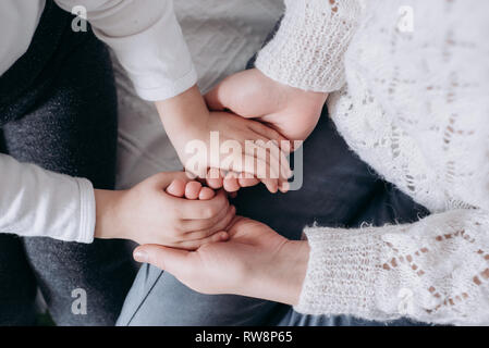 Nahaufnahme der Familie halten sich an den Händen, liebevolle fürsorgliche Mutter, Kind, die psychologische Unterstützung, Hilfe oder Schutz Stockfoto