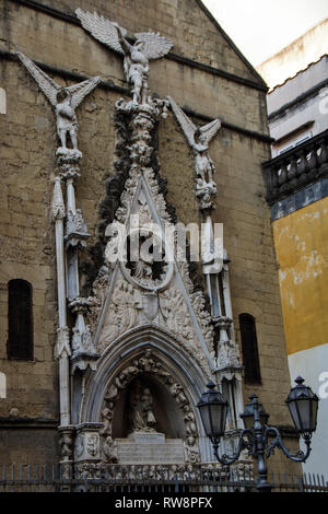 Fassade des Pappacoda Kapelle, monumentale Kirche aus dem 15. Jahrhundert mit seinen wunderschönen Tor in der ursprünglichen spätgotischen Stil, Neapel, Italien Stockfoto