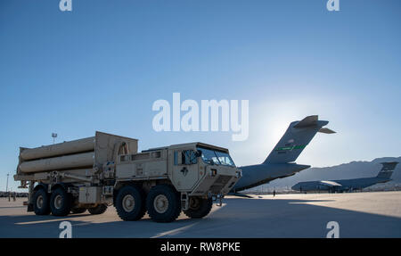 Ein U.S. Army Terminal High Altitude Area Defense Aussetzstation bereitet auf eine 4. Airlift Squadron C-17 Globemaster III in Fort Bliss, Texas, 24.02.23, 2019 zu laden. Das thaad-Raketensystems ist ein Land mit einer Plattform in der Lage, das Abfangen ballistischer Raketen sowohl innerhalb als auch außerhalb der Atmosphäre. (U.S. Air Force Foto: Staff Sgt. Cory D. Payne) Stockfoto