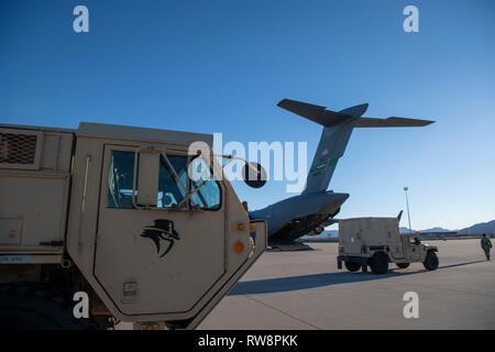 Ein U.S. Army Terminal High Altitude Area Defense Aussetzstation bereitet auf eine 4. Airlift Squadron C-17 Globemaster III in Fort Bliss, Texas, 24.02.23, 2019 zu laden. Das thaad-Raketensystems ist ein Land mit einer Plattform in der Lage, das Abfangen ballistischer Raketen sowohl innerhalb als auch außerhalb der Atmosphäre. (U.S. Air Force Foto: Staff Sgt. Cory D. Payne) Stockfoto