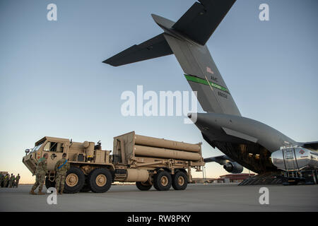 Ein U.S. Army Terminal High Altitude Area Defense Aussetzstation bereitet auf eine 4. Airlift Squadron C-17 Globemaster III in Fort Bliss, Texas, 24.02.23, 2019 zu laden. Das thaad-Raketensystems ist ein Land mit einer Plattform in der Lage, das Abfangen ballistischer Raketen sowohl innerhalb als auch außerhalb der Atmosphäre. (U.S. Air Force Foto: Staff Sgt. Cory D. Payne) Stockfoto