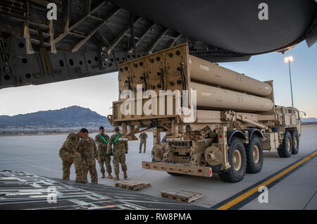 Ein U.S. Army Terminal High Altitude Area Defense Aussetzstation bereitet auf eine 4. Airlift Squadron C-17 Globemaster III in Fort Bliss, Texas, 24.02.23, 2019 zu laden. Das thaad-Raketensystems ist ein Land mit einer Plattform in der Lage, das Abfangen ballistischer Raketen sowohl innerhalb als auch außerhalb der Atmosphäre. (U.S. Air Force Foto: Staff Sgt. Cory D. Payne) Stockfoto