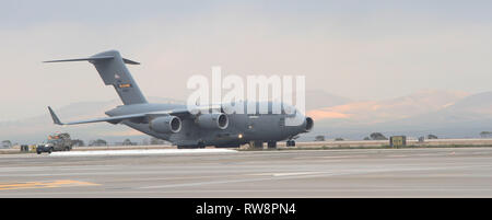 Eine C-17 Globus Master III landet auf nevatim Air Base, Israel, Mar 1, 2019 zur Unterstützung der Bereitstellung von Thaad in den Bereich. Die Bereitstellung eines Terminal Höhe Bereich Verteidigung zu Israel ist eine Übung für US-Army, US Air Force und die israelischen Streitkräfte, unter der dynamischen Kraft Beschäftigung Konzept. Die Übung baut Bereitschaft und Interoperabilität in der Region, zeigt die US-Fähigkeit, schnell air defence Assets weltweit bereitstellen, und beweist die U.S. Army Europe mission potentielle Gegner und Verbündete zu verhindern. Stockfoto