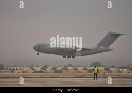 Eine C-17 Globus Master III landet auf nevatim Air Base, Israel, Mar 1, 2019. Die Bereitstellung eines Terminal Höhe Bereich Verteidigung zu Israel ist eine Übung für US-Army, US Air Force und die israelischen Streitkräfte, unter der dynamischen Kraft Beschäftigung Konzept. Die Übung baut Bereitschaft und Interoperabilität in der Region, zeigt die US-Fähigkeit, schnell air defence Assets weltweit bereitstellen, und beweist die U.S. Army Europe mission potentielle Gegner und Verbündete zu verhindern. Stockfoto