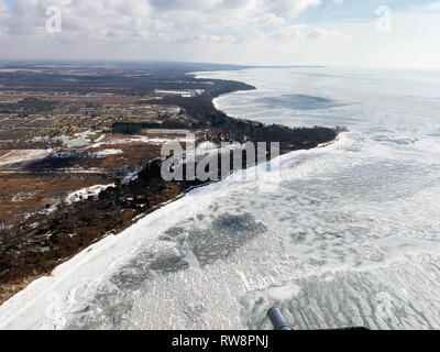 Us-Armee Korps der Ingenieure Buffalo Bezirk Teammitglieder Oberstleutnant Jason A. Toth und Andrew Armstrong, Frank Seglenieks aus Umwelt und Klimawandel Kanada, und Mitglieder der Internationalen Niagara Arbeitskreis ein Hubschrauber Eis - Messung der Dicke Flug am Erie See, Feb 22, 2019 leiten. Jeder Winter, das INWC leitet zwei Hubschrauber Eis - Messung der Dicke Flüge und zwei Umfrage Flüge der Östlichen Becken des Lake Erie eis Bedingungen zu bewerten und zu bestimmen, wenn das Eis Ausleger aus dem Mund des Niagara River entfernt werden kann. Stockfoto
