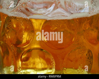 In der Nähe von frischem, kaltem bayerisches Bier, 1 Liter Bier, ein Glas Tasse, Bierkrug Stockfoto