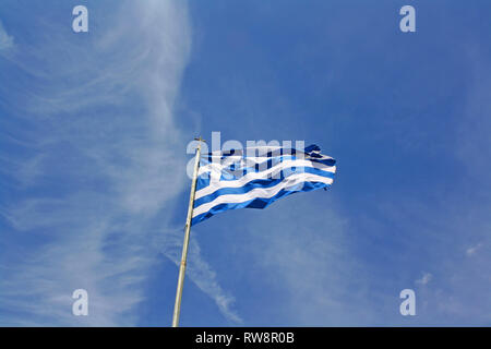 Griechenland Flagge weht vor blauem Himmel Stockfoto