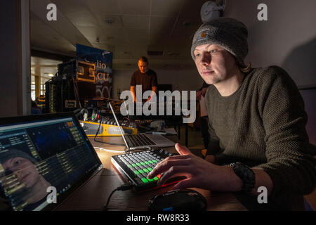 Tontechniker arbeiten am Mischpult Stockfoto