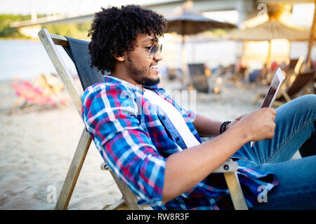 Outdoor Portrait von glücklichen jungen afrikanischen mit Tablet PC-Mann Stockfoto
