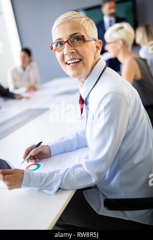 Senior Business Buchhalter zusammen bei modernen Büro arbeiten Stockfoto