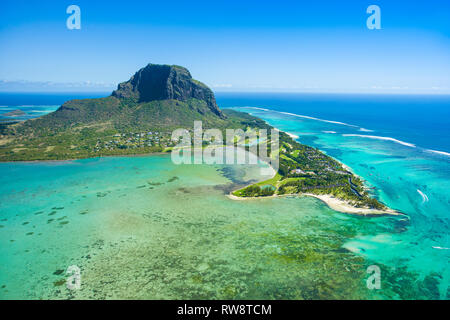 Luftaufnahme von Mauritius Insel Panorama und berühmten Berg Le Morne Brabant, wunderschöne blaue Lagune und Unterwasser Wasserfall Stockfoto