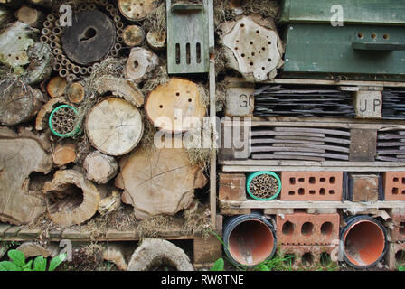 Garden bug Hotel aus Ziegel, Schiefer, schneiden Sie Protokolle und andere erneut aus- und wieder eingeschaltet, Großbritannien Stockfoto