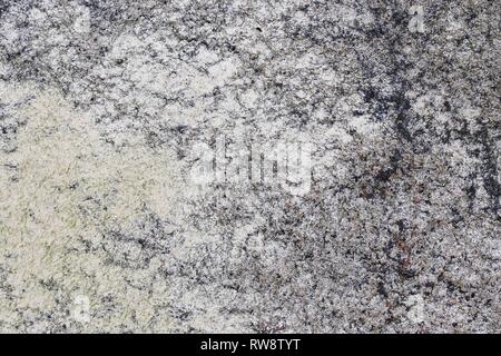 Nahaufnahme der Textur von Granit Mauern und Felsen in hoher Auflösung mit Rissen und atemberaubenden Strukturen Stockfoto