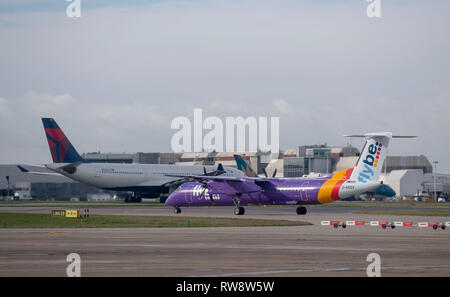 Eine flybe Bombardier Dash 8 Q400 Flugzeug Taxis für die südliche Start- und Landebahn am Flughafen Heathrow in London Stockfoto