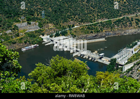 Ausflug Schiffes, das in die Verriegelung der run-of-the-fluss Wasserkraftwerk Valeira Damm am Fluss Douro Sao Joao da Pesqueira, Portugal Stockfoto