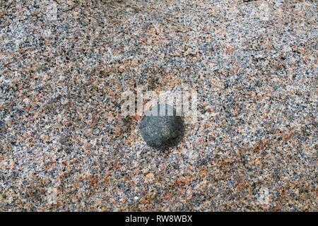 Nahaufnahme der Textur von Granit Mauern und Felsen in hoher Auflösung mit Rissen und atemberaubenden Strukturen Stockfoto
