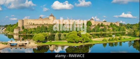 Panoramablick auf Festung Iwangorod an der Grenze zu Russland und Estland an der Narva Riverside Stockfoto