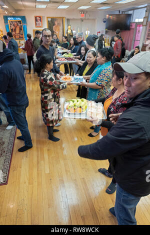 Anbeter in einem buddhistischen Tempel Form einer Montagelinie Lieferung von Nahrung vorbereitet und für ihre Mönche gekocht. In Elmhurst, Queens, New York Stockfoto