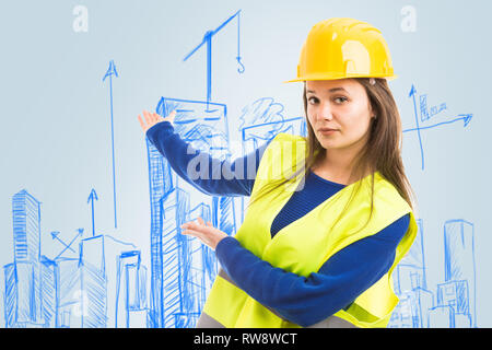 Weibliche Architekten tragen grün fluoreszierenden Weste und gelben Helm für Sicherheit präsentieren Stadtplan Skizze im Hintergrund Stockfoto