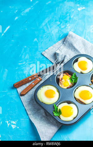 Gebackene Eier in Backformen. Portioniert Auflauf aus sowbelly Speck und Eier im italienischen Stil. Stockfoto