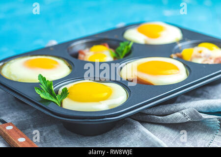 Gebackene Eier in Backformen. Portioniert Auflauf aus sowbelly Speck und Eier im italienischen Stil. Stockfoto