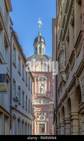 Architektonisches Detail an der Stiftskirche Neumünster in Würzburg, eine fränkische Stadt in Bayern Stockfoto