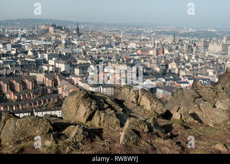 Eine malerische Aussicht auf das Edinburgh Castle und das Stadtbild von Salisbury Crags an einem sonnigen Tag, Schottland Stockfoto