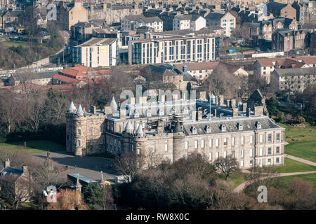 Blick von Salisbury Crags im Palast von Holyroodhouse an einem sonnigen Tag, Edinburgh, Schottland Stockfoto