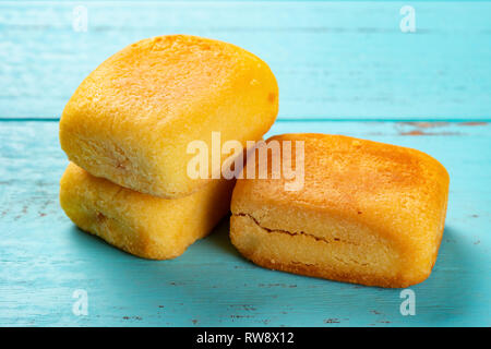 Seitenansicht Ananas Kuchen auf blauem Hintergrund Stockfoto