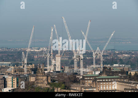 Große weiße Industriekrane arbeiten an einem Entwicklungsprojekt im Stadtzentrum von Edinburgh, ScotlandEdinburgh, Schottland Stockfoto