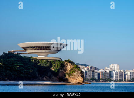 Niteroi Museum für Zeitgenössische Kunst MAC mit icarai Nachbarschaft im Hintergrund, Niteroi, Bundesstaat Rio de Janeiro, Brasilien Stockfoto