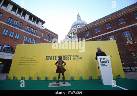 Der furchtlose Mädchen Statue von Lori Heinel (rechts), Stellvertretender Global Chief Investment Officer für State Street Global Advisors vorgestellt, in Anerkennung des Internationalen Tages der Frau, im Paternoster Square, London. Das Kunstwerk wird durch Untersuchungen zeigen, dass Unternehmen mit starken weiblichen Führung diese übertreffen, ohne inspiriert. Seit der Einführung der furchtlose Mädchen im Jahr 2017 mehr als 300 Unternehmen durch Hinzufügen einer Regisseurin und bis Ende September des letzten Jahres, weitere 28 begangen hatte, so zu tun reagiert haben. Es wurde ursprünglich im Finanzviertel von Manhattan, New Y EINGEBAUT Stockfoto