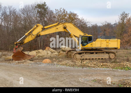 Einen gelben Bagger in steinigen Ambiente Stockfoto