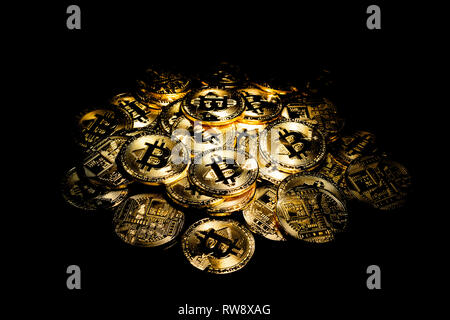 Stapel von Bitcoins auf schwarzem Hintergrund Stockfoto