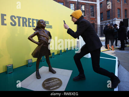 Die Statue des Fearless Girl wird anlässlich des Internationalen Frauentags auf dem Parternoster Square, der City of London, enthüllt. Das Kunstwerk wurde von Studien inspiriert, die zeigen, dass Unternehmen mit starker weiblicher Führung besser abschneiden als Unternehmen ohne Führungsrolle. Seit der Einführung von Fearless Girl im Jahr 2017 haben mehr als 300 Unternehmen mit einer weiblichen Direktorin reagiert und bis Ende September letzten Jahres hatten sich weitere 28 dazu verpflichtet. Es wurde ursprünglich im März 2017 im Finanzviertel von Manhattan, New York City, installiert. Stockfoto