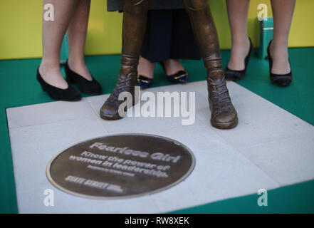 Der furchtlose Mädchen Statue wird in Anerkennung der internationalen WomenÕs Tag vorgestellt, im Paternoster Square, London. Das Kunstwerk wird durch Untersuchungen zeigen, dass Unternehmen mit starken weiblichen Führung diese übertreffen, ohne inspiriert. Seit der Einführung der furchtlose Mädchen im Jahr 2017 mehr als 300 Unternehmen durch Hinzufügen einer Regisseurin und bis Ende September des letzten Jahres, weitere 28 begangen hatte, so zu tun reagiert haben. Es wurde ursprünglich im Finanzviertel von Manhattan, New York City im März 2017 installiert. Stockfoto
