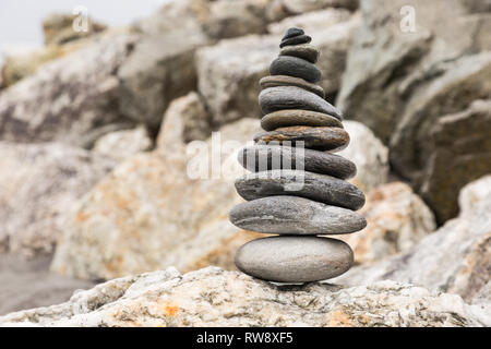 Einzelnen kleinen Stein stack, Neuseeland Stockfoto