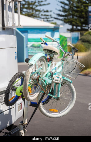 Kinder Fahrräder, die auf dem Rücken eines holiday Campervan montiert Stockfoto