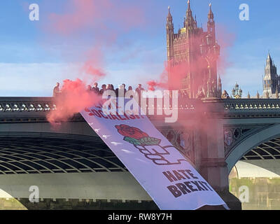 Ein Banner ist von der Westminster Bridge als Gruppe der Labour-abgeordneten fallengelassen haben, inszeniert eine anti-Brexit Protest in London. Stockfoto