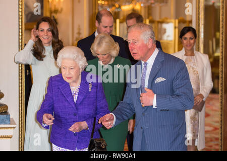 Königin Elizabeth II. und Prinz von Wales, durch den Herzog und die Herzogin von Cambridge, die Herzogin von Cornwall, und der Herzog (verdeckt) und Herzogin von Sussex bei einem Empfang am Buckingham Palace in London den 50. Jahrestag der Amtseinsetzung der Prinz von Wales zu markieren. Stockfoto