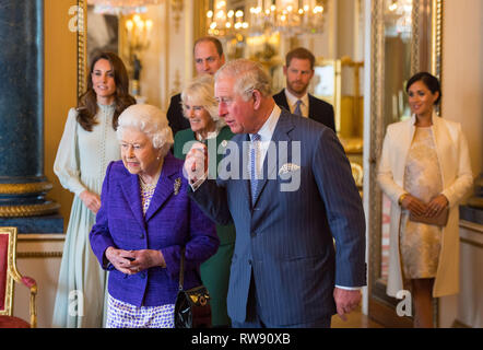 Königin Elizabeth II. und Prinz von Wales, durch den Herzog und die Herzogin von Cambridge, die Herzogin von Cornwall, und der Herzog und die Herzogin von Sussex bei einem Empfang am Buckingham Palace in London den 50. Jahrestag der Amtseinsetzung der Prinz von Wales zu markieren. Stockfoto