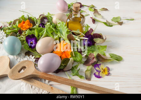 Kopfsalat und Blume Salat auf Woody weißen Hintergrund Frühling, Ostern Stockfoto