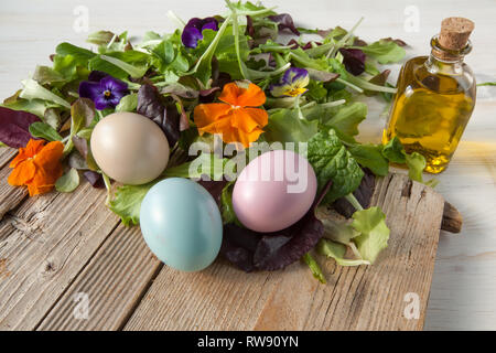 Kopfsalat und Blume Salat auf Woody weißen Hintergrund Frühling, Ostern Stockfoto