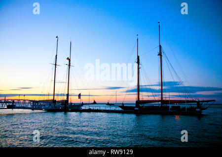 Direkt am Meer, Masten, Royal Yacht Squadron, Parade, Trinity, Landung, Bühne, Ponton, Sonnenuntergang, Silhouette, Yacht, Gaffer, Cowes, Isle of Wight, Stockfoto