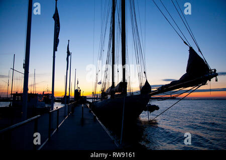 Direkt am Meer, Masten, Royal Yacht Squadron, Parade, Trinity, Landung, Bühne, Ponton, Sonnenuntergang, Silhouette, Yacht, Gaffer, Cowes, Isle of Wight, Stockfoto