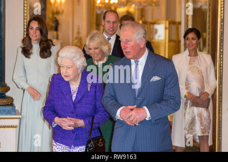 Königin Elizabeth II. und Prinz von Wales, durch den Herzog und die Herzogin von Cambridge, die Herzogin von Cornwall, und der Herzog (verdeckt) und Herzogin von Sussex bei einem Empfang am Buckingham Palace in London den 50. Jahrestag der Amtseinsetzung der Prinz von Wales zu markieren. Stockfoto