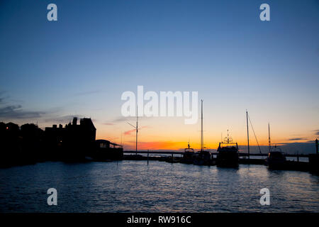 Direkt am Meer, Masten, Royal Yacht Squadron, Parade, Trinity, Landung, Bühne, Ponton, Sonnenuntergang, Silhouette, Yacht, Gaffer, Cowes, Isle of Wight, Stockfoto