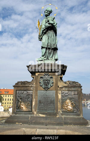 Die Statue des Heiligen Johannes von Nepomuk auf Deutschland Birdge, Prag (Praha), Tschechien Stockfoto